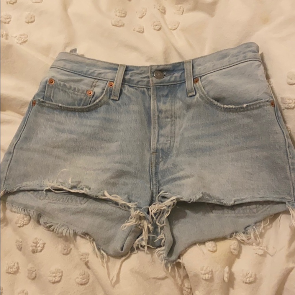 Light wash Levi’s shorts